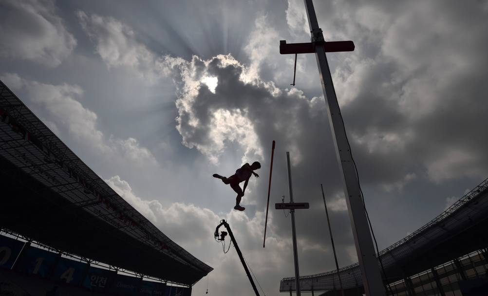 Il giapponese Akihiko Nakamura in una prova di decathlon ai Giochi Asiatici 2014 di Incheon, Corea del Sud (Afp)